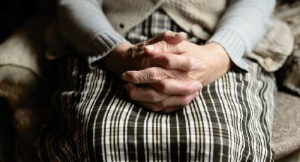 "Estoy llorando": Abuelita aún le envía mensajes de amor a su hijo fallecido; historia se hace VIRAL