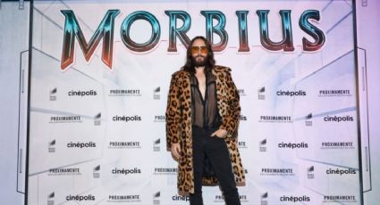 En tacones y con abrigo es como llegó Jared Leto a la promoción de “Morbius” a la Ciudad de México