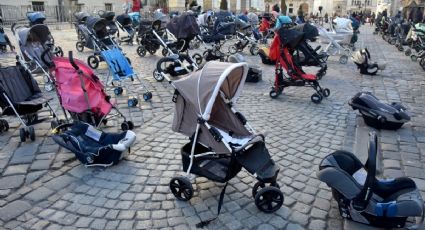 Tragedia en Ucrania: carriolas vacías rinden tributo a los niños muertos por la GUERRA: FOTOS