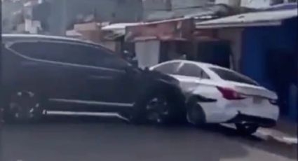 ¡Lo merecía! Mujer choca camioneta contra auto de su esposo tras descubrir que le era infiel: VIDEO