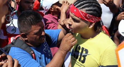 Migrantes se COSEN la boca e inician huelga de hambre en México; piden visas humanitarias