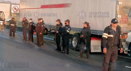 Tráiler atropella a motociclista, lo detienen y descubren que llevaba a 158 migrantes en caja