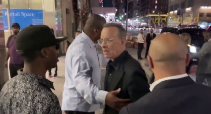 Tom Hanks grita ENFURECIDO a sus fans después de que casi derriban a su esposa Rita Wilson: VIDEO