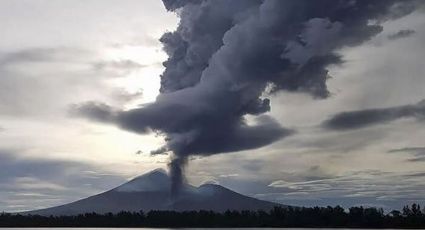 Entra en erupción peligroso volcán en Papúa, deja cenizas a 3 mil metros altura: VIDEOS