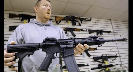 Tras ola de tiroteos, Nueva York eleva edad mínima para comprar armas semiautomáticas