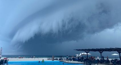 Sorprende 'meganube' en playa mexicana; así se vio la llegada de la lluvia: VIDEO