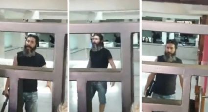 Video: Hombre armado tomó un banco, rehenes y amenazó con prenderse fuego para reclamar sus ahorros