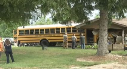 Autobús escolar se estrella contra casa en Indiana; el conductor sufrió un paro cardiaco