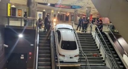 ¿Qué le pasa? Hombre roba auto y lo estaciona en escaleras eléctricas de un centro comercial: Video