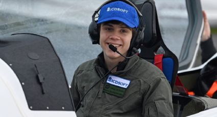 La asombrosa historia del piloto más joven en dar la vuelta al mundo; solo tiene 17 años