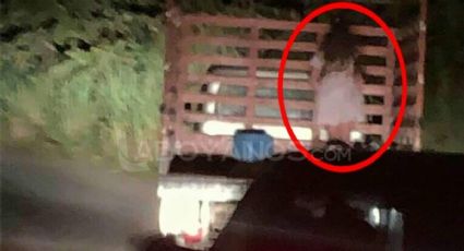 ¡De terror! Captan a niña fantasma colgada de un camión en medio de la noche: FOTOS