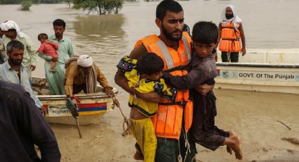 Pakistán pide ayuda internacional por las inundaciones; hasta ahora se reportan más de mil muertos