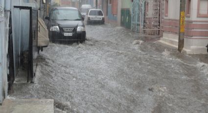 Video: Así fue el heroico rescate de dos abuelitos que quedaron atrapados en una inundación