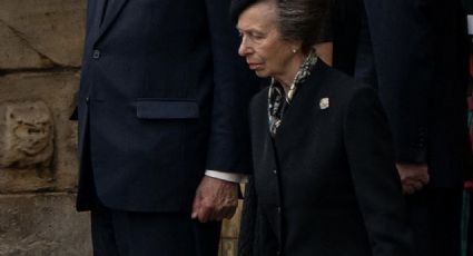 Princesa Ana hace reverencia al ataúd de la reina Isabel II durante su llegada a Holyroodhouse