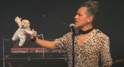 Rubén Albarran destroza un muñeco del Doctor Simi en pleno concierto | Video