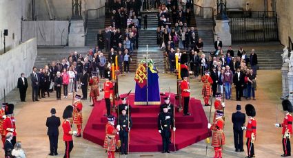 Así fue el momento en el que un guardia se DESMAYA junto a féretro de la Reina Isabel II | VIDEO