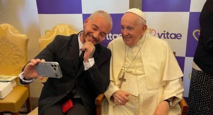 Foto: J Balvin llegó al Vaticano y el papa Francisco le juega tremenda broma