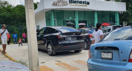 ¡Descarado! Hombre acude a cobrar su pensión mexicana en un auto Tesla e indigna a las redes