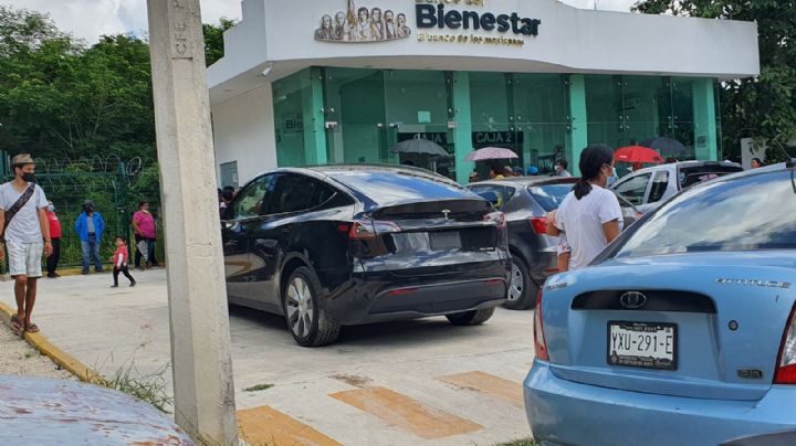 ¡Descarado! Hombre acude a cobrar su pensión mexicana en un auto Tesla e indigna a las redes