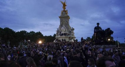 Cientos de ingleses se reúnen afuera del palacio de Buckingham para despedir a la Reina Isabel