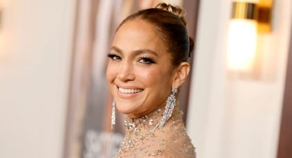Jennifer Lopez deleita en vestido con transparencias y pedrería; así lució la actriz | FOTOS