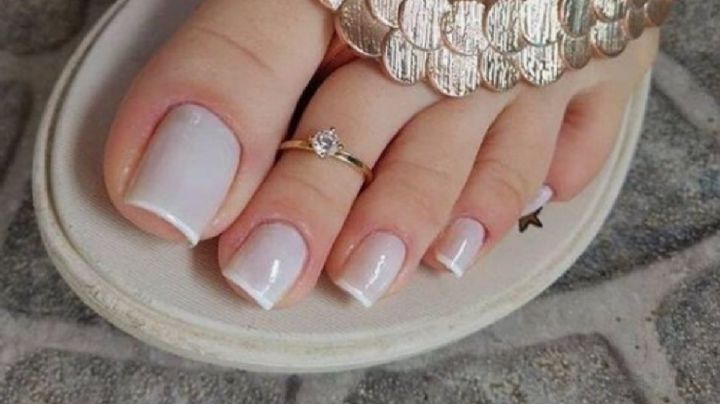 5 diseños de uñas blancas sencillas que SÍ son elegantes para lucir unos pies bonitos