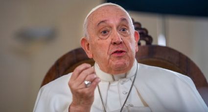 Papa Francisco afirma que ser gay "no es un delito, pero sí un pecado" y critica las leyes anti-LGBTQ