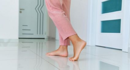 3 consecuencias para la salud de andar descalzo en casa, según la ciencia