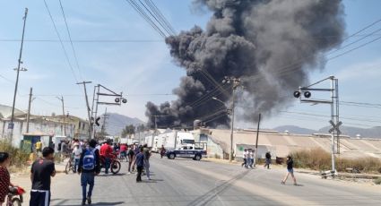 IMPRESIONANTE incendio consume fábrica de plástico en Xalostoc, Estado de México | VIDEO