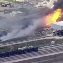 Se registra IMPRESIONANTE incendio en planta química en Pasadena, Texas | VIDEO
