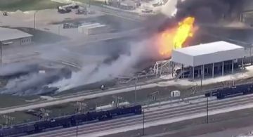 Se registra IMPRESIONANTE incendio en planta química en Pasadena, Texas | VIDEO