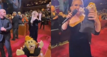 La REACCIÓN de Adele al recibir peluche del Dr. Simi en pleno concierto | VIDEO