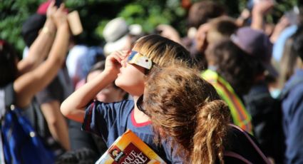 ¿Cómo proteger los ojos durante el eclipse solar y por qué es PELIGROSO verlo directo?