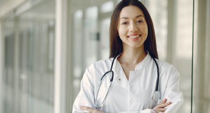 ¿Quieres estudiar medicina en EU? Esta organización otorga becas a latinos