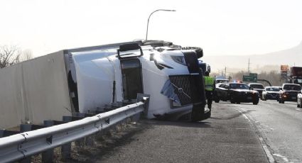 ¡De impacto! Ráfaga de viento volteó a un camión de carga: FOTOS