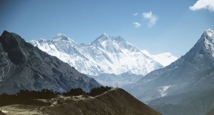 ¡Increíble! Hombre CIEGO escala el EVEREST, ahora va por los picos más altos de cada continente