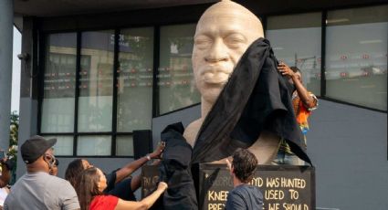Develan en Nueva York escultura de George Floyd por aniversario del fin de la esclavitud: FOTOS