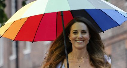 ¡Desafía a la lluvia! La tendencia de paraguas ARCOÍRIS que las celebridades lucen en el Pride Month: FOTOS