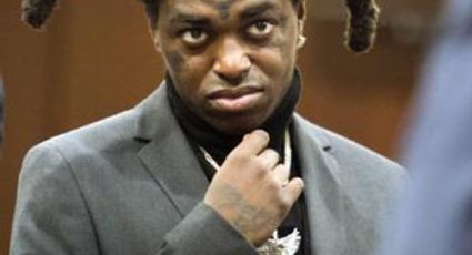 ¡Billetes al agua! Rapero Kodak Black lanzó 100 mil pesos al MAR