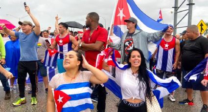 Decenas de CUBANOS se manifiestan en MIAMI y piden que termine la represión: VIDEO