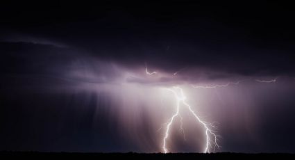 ¿Ya pueden controlar el CLIMA? Crean rayo artificial a través de nubes de TORMENTA