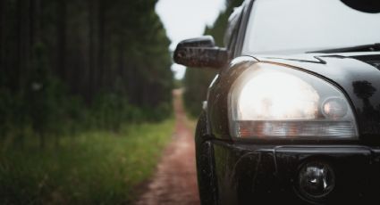 Sujetos manejan auto con letrero de "coche GRATIS" y encuentran un cadáver en la cajuela