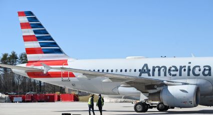 Hombre abre las puertas de un avión y SALTA sobre el ala en Miami; ya fue detenido