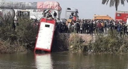 Autobús cae a canal de agua en Egipto; hay al menos 21 muertos