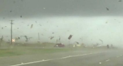 Tornado en Texas vuelca camioneta y sale ilesa; chofer siguió manejando: VIDEO