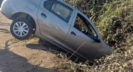 Joven tiene su primera clase de manejo, termina con el auto en una zanja y se hace viral: FOTO