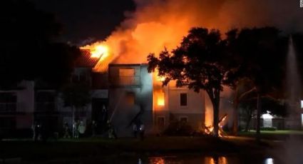 ¡Héroe! Policía escaló los balcones de un edificio para rescatar a una bebé de un incendio: VIDEO