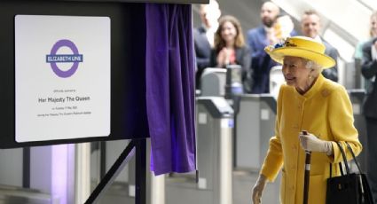 Reina Isabel sorprende en el metro de Londres; inaugura la línea Elizabeth en su honor: FOTOS