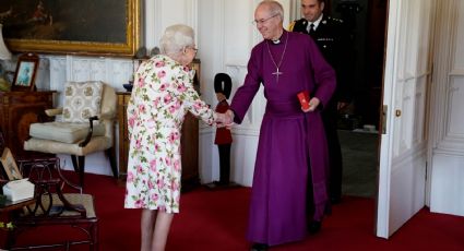 Reina Isabel II es vista de pie y sin bastón al recibir al arzobispo de Canterbury en Windsor