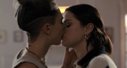 Selena Gómez y Cara Delevingne comparten apasionado beso en Only Murders In The Building (FOTOS)